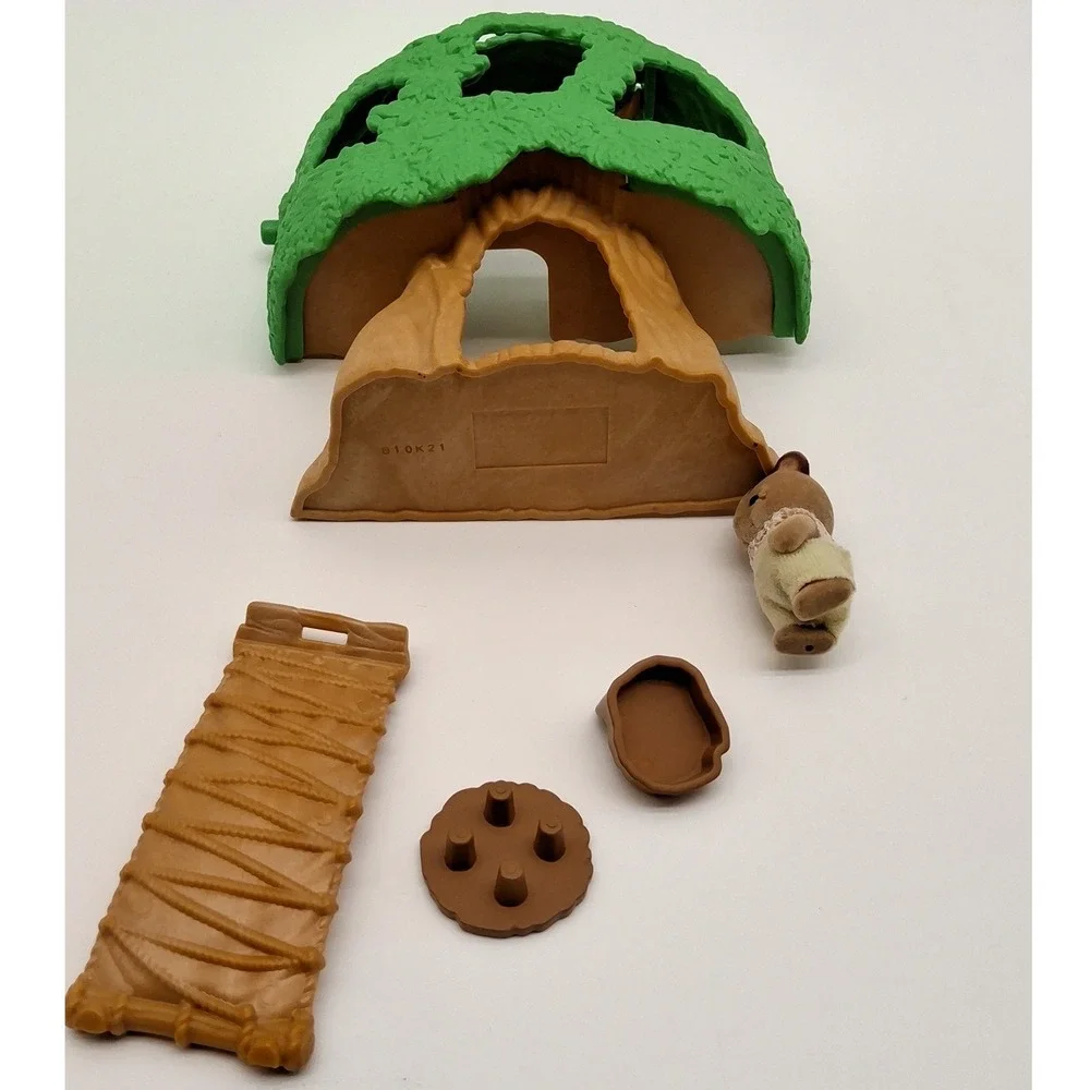 Calico Critters Families Baby Tree House Playset Walnut Squirrel Baby Shows Wear